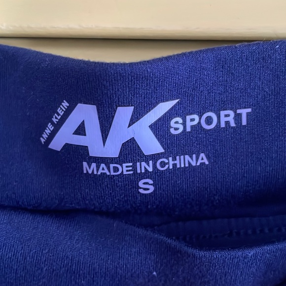 Like new navy blue Anne Klein Sport skort - Picture 4 of 4